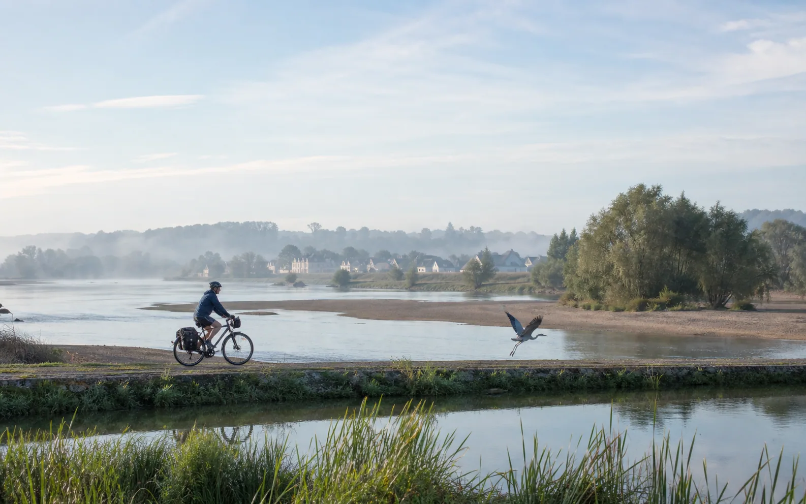 Cyclistes longeant un village de Loire