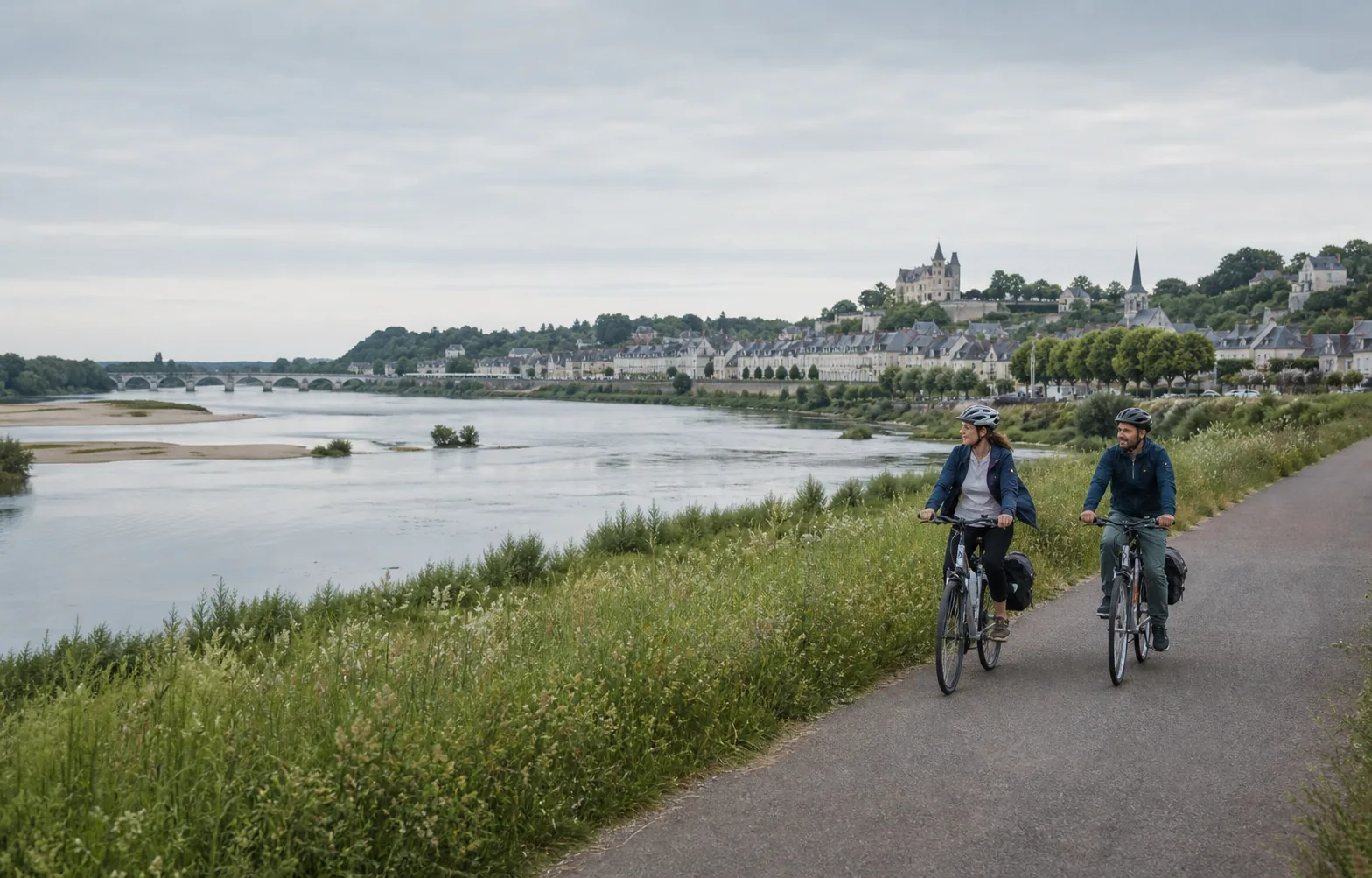 Deux voyageurs à vélo au bord de la Loire
